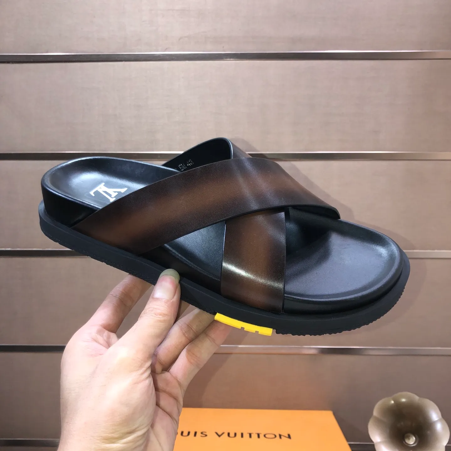Men's shoes 💰400💰 [Louis Vuitton LV slippers] (high-end cowhide) counter 1:1 fashion style, a must-have for summer! The designer used LV’s iconic outsole. The original simple slippers instantly become fashionable! The upper is made of flexible special cowhide leather straps alternately, and the workmanship is exquisite! A must-have for stylish men in summer, size 38-45 (45 customized)